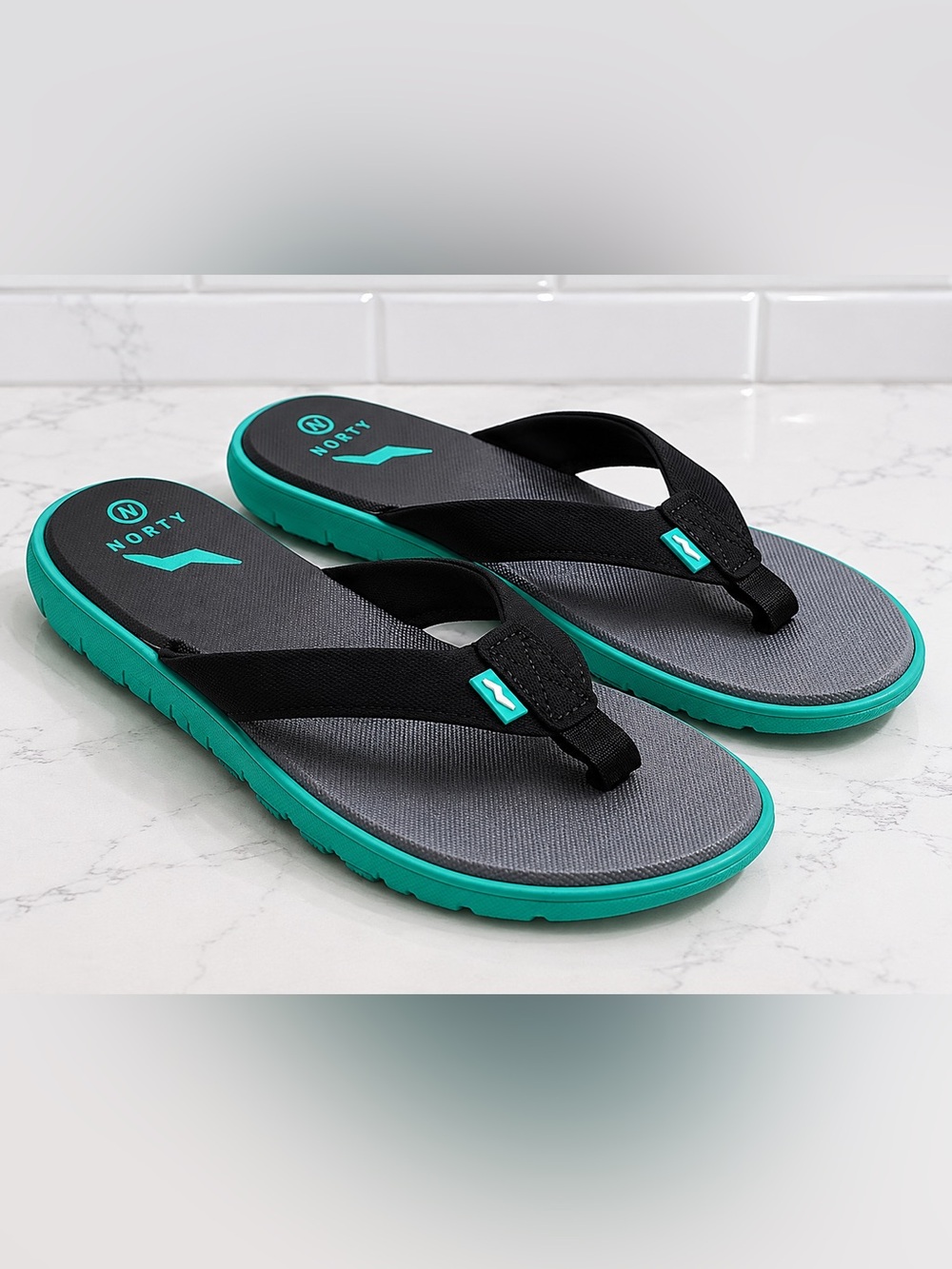 NWT NORTY - Women’s Thong Flip Flop Sandals, Pool & Beach Size 7, Black & Green